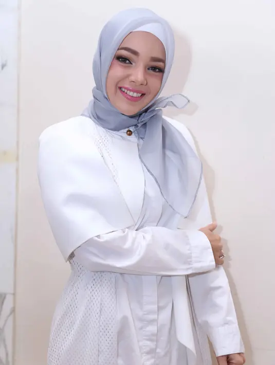 "Keluarga mas Agus, mertuaku betawi, jadi bisa dibayangkan jengkol, pete, sayur asem, ikan jambal itu nikmat banget dan aku nggak perlu masak karena semua di situ," terangnya. (Nurwahyunan/Bintang.com)