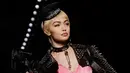 Model cantik asal Amerika Gigi Hadid tampil dengan busana koleksi rumah mode Moschino saat Milan Fashion Week di Italia, Kamis (21/9). Gigi Hadid tampil dengan gaun berbulu merah muda dipadukan jaket dan topi berwarna hitam. (AP Photo/Luca Bruno)