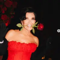 Kris Jenner di pesta ulang tahunnya. (dok. Screenshoot Instagram @krisjenner/https://www.instagram.com/p/DQ3E5VwEdz2/?img_index=20/Dinny Mutiah)