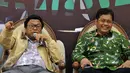 Wakil Ketua MPR Oesman Sapta Odang menyampaikan pandangan disaksikan Wakil Ketua Komisi IV Viva Yoga Mauladi di Kompleks Parlemen Senayan, Jakarta, Kamis (9/6). Diskusi membahas tingginya harga daging sapi selama bulan Ramadan. (Liputan6.com/Johan Tallo)