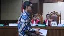 Terdakwa dugaan gratifikasi dan suap pengesahan APBD Provinsi Jambi, Zumi Zola saat sidang tuntutan di Pengadilan Tipikor, Jakarta, Kamis (8/11). Zumi Zola dituntut 8 tahun penjara denda Rp 1 miliar subsider 6 bulan. (Liputan6.com/Helmi Fithriansyah)