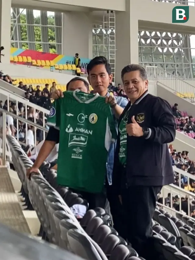 Foto Wali Kota Solo, Gibran Rakabuming Raka, saat ikut menyaksikan pertandingan PSS Sleman di Stadion Manahan