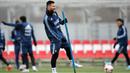 Striker Argentina, Lionel Messi, saat mengikuti sesi latihan jelang laga persahabatan di Moscow, Rusia, Selasa (7/11/2017). Argentina akan berhadapan dengan Rusia dan Nigeria. (AFP/Kirill Kudryavtsev)