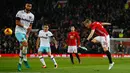 Aksi Gelandang MU, Bastian Schweinsteiger menendang bola dari kawalan bek West Ham United, Winston Reid di perempat final Piala Liga (EFL Cup) di Stadion Old Trafford, Inggris, (1/12). MU menang telak atas West Ham dengan skor 4-1. (Reuters/Phil Noble)