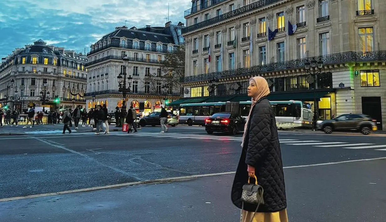 Natasha Rizky memilih mengenakan coat hitam dipadukan rok warna beige sesuai dengan kerudungnya. Serta boots hitamnya.  [@natasharizkynew]