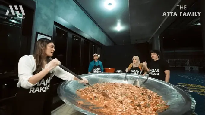 [Fimela] Atta Halilintar Masak Besar