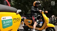 Warga mengendarai sepeda listrik Migo e-Bike berkeliling saat Car Free Day di kawasan Bundaran HI, Jakarta, Minggu (30/12). Sepeda listrik ini memiliki 90 stasiun dan sudah tersedia sebanyak 500 unit. (Merdeka.com/Iqbal S. Nugroho)