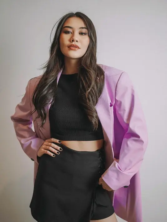 Gunakan rok serta kaos model croptop hitam, Aaliyah Massaid memilih untuk memadukan penampilannya menggunakan blazer berwarna lilac atua ungu. Makeup yang digunakannya pun terlihat cukup tebal hingga menambah ketegasan pada wajahnya. (Liputan6.com/IG/@aaliyah.massaid)