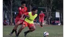Pemain senior Persija Jakarta, Bambang Pamungkas berusaha mengontrol bola saat latihan bersama tim Macan Kemayoran jelang Piala Presiden 2015 di Lapangan Yon Zikon 14, Jakarta, Senin (24/8/2015). (Bola.com/Vitalis Yogi Trisna)