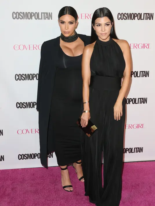 "Dia adikku! kami tidak menyindir satu sama lain, bahkan dia suka meminjam baju milikku, ayolah kalian pasti tahu hubungan baik itu seperti ini," tandas Kim. (AFP/Bintang.com)