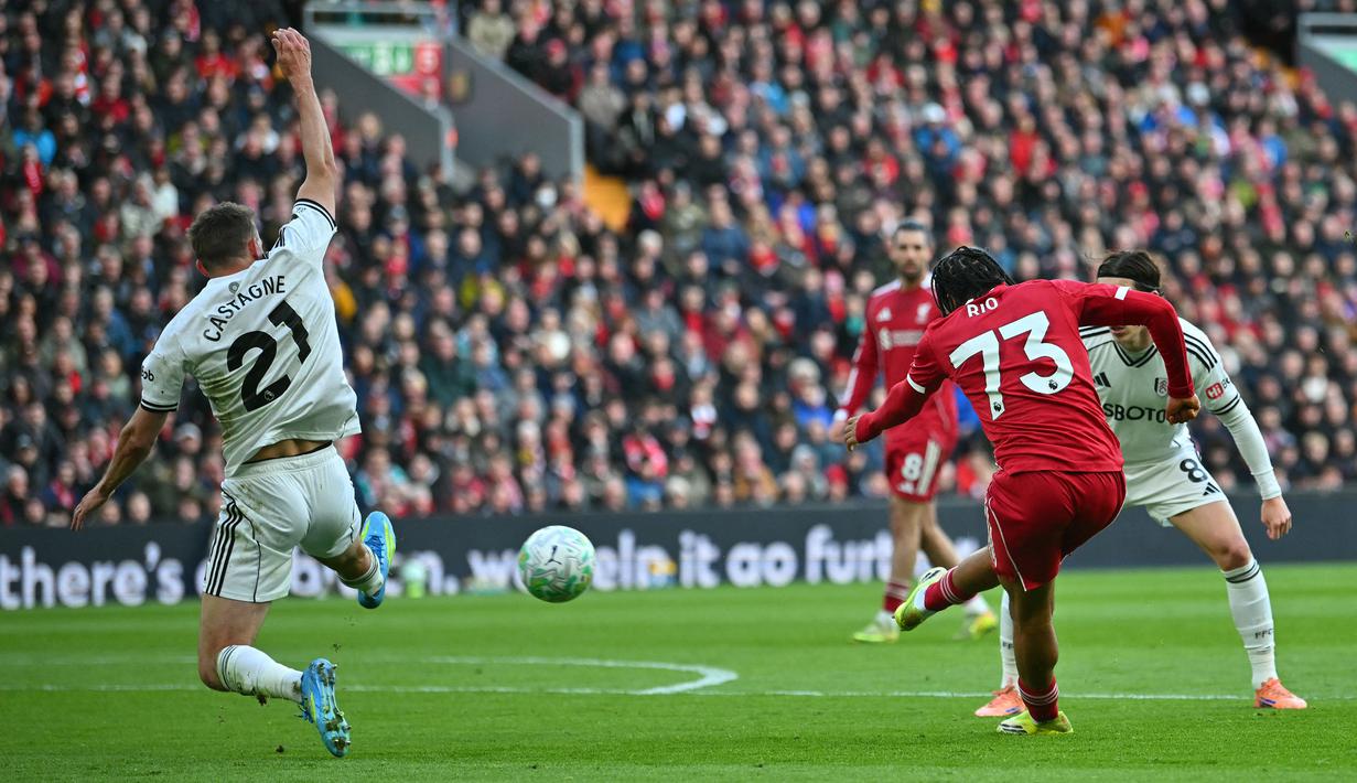 Pemain 17 tahun tersebut juga sukses melesatkan gol pembuka untuk Liverpool pada menit ke-36 melalui tendangan indahnya. (AFP/Andy Buchanan)