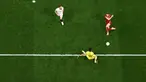Pemain AS Roma, Andrea Belotti (kanan), gagal memanfaatkan peluang emas setelah berhadapan dengan kiper Sevilla, Yassine Bounou (tengah), pada laga final Liga Europa 2022/2023 yang berlangsung di Puskas Arena, Budapest, Kamis (1/6/2023) dini hari WIB. (AFP/Odd Andersen)
