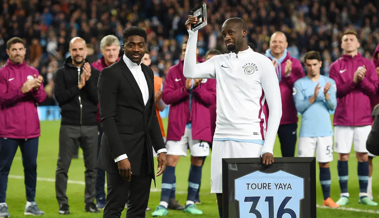 Gelandang Manchester City, Yaya Toure, mendapatkan penghargaan saat perpisahan di Stadion Etihad, Rabu (9/5/2018). Laga tersebut menjadi ajang perpisahan sang pemain bersama The Citizens. (AFP/Oli Scarff)