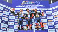 Pembalap tim Yamaha Akai Jaya MBKW2, Aldi Satya Mahendra (tengah), sukses menjadi yang terdepan dalam sesi Race 2 pada bLU cRU Yamaha Sunday Race 2024 Sirkuit Mandalika, Lombok, Minggu (27/10/2024). (Bola.com/Radifa Arsa)