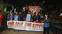 Bendera Merah-Putih raksasa milik suporter Indonesia dibawa ke Bali untuk dikibarkan pada Piala Bhayangkara.