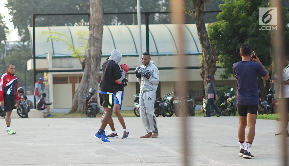 Warga berlatih tinju di Taman Lapangan Banteng, Jakarta, Kamis (20/6/2019). Taman dengan luas 5,2 hektar tersebut menjadi salah satu lokasi favorit warga untuk berolahraga dan juga melepas penat. (Liputan6.com/Immanuel Antonius)