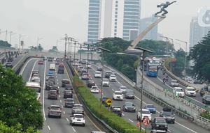 Kendaraan melintas di ruas Jalan Gatot Subroto, Jakarta, Senin (9/5/2022). Pembatasan kendaraan roda empat dengan sistem Ganjil Genap (GaGe) di wilayah DKI Jakarta mulai Senin, 9 April 2022, seiring dengan berakhirnya cuti bersama libur Lebaran 2022 atau Idul Fitri 1443 H. (Liputan6.com/Herman Zakharia)