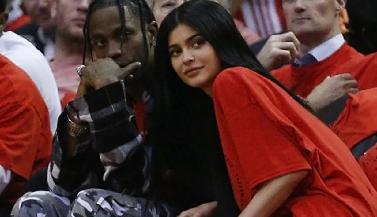 Seorang sumber mengatakan, Kylie dan Travis datang ke toko pizza pada jam setelah makan siang. Pasalnya, saat itu kondisi restoran yang sepi jadi tak banyak orang yang melihat kedatangannya saat itu. (AFP/BobLevey)