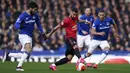 Gelandang Manchester United, Bruno Fernandes, berusaha melewati pemain Everton pada laga Premier League di Stadion Goodison Park, Minggu (1/3/2020). Kedua tim bermain imbang 1-1. (AP/Jon Super)