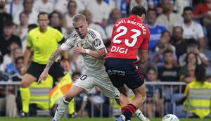 Aksi Franco Mastantuono berebut bola dengan Abel Bretones di laga Real Madrid vs Osasuna di Santiago Bernabeu, Rabu (20/08/2025). (AP Photo/Manu Fernandez)