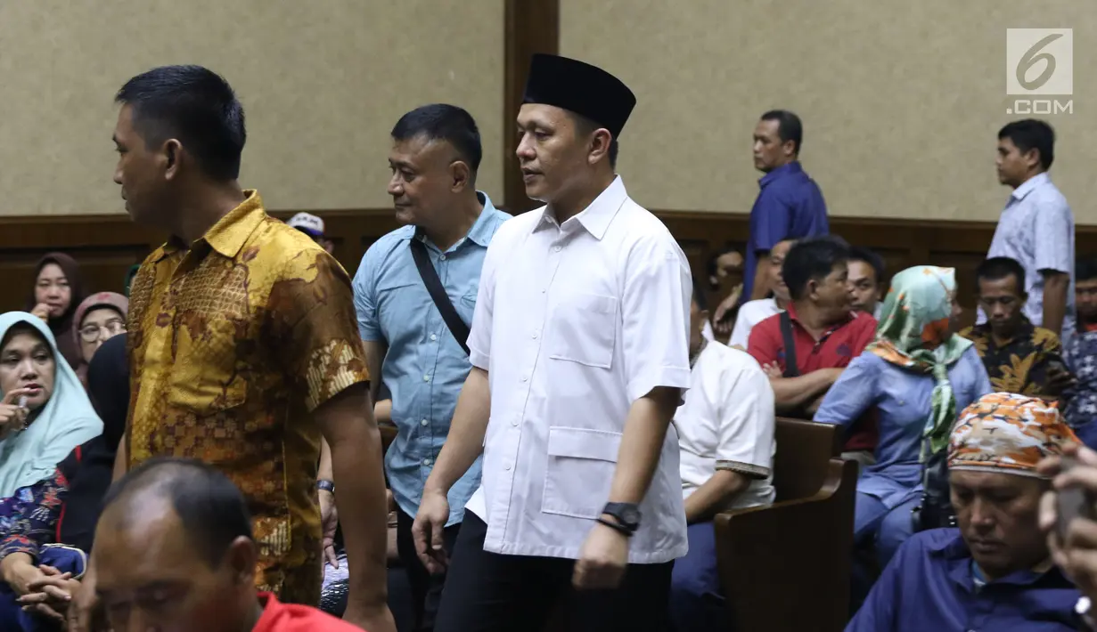Bupati Lampung Tengah nonaktif, Mustafa bersiap menjalani sidang putusan di Pengadilan Tipikor, Jakarta, Senin (23/7). Sebelumnya, JPU KPK menuntut Mustafa dengan hukuman selama 4,5 tahun. (Liputan6.com/Helmi Fithriansyah)