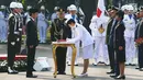 Perwira Remaja dari Taruna Akademi Angkatan Laut  disaksikan oleh Presiden Jokowi menandatangani piagam sumpah prajurit pada upacara pelantikan Prasetya Perwira Remaja (Praspa) 2017 di Istana Merdeka, Selasa (25/7). (Liputan6.com/Angga Yuniar)