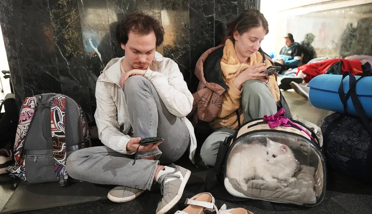 Serangan terbaru Rusia ini terjadi sehari setelah serangan rudal dan drone besar-besaran menghujani wilayah Ukraina bagian barat yang menewaskan satu warga sipil. (AP Photo/Efrem Lukatsky)