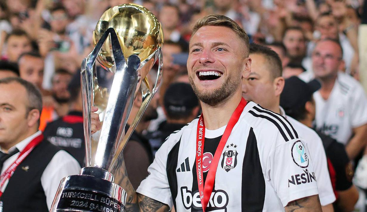 Didatangkan dari Lazio, Ciro Immobile langsung mencetak dua gol (1' dan 81') dalam laga debutnya saat membawa timnya Besiktas menang telak 5-0 atas Galatasaray pada laga Piala Super Turki 2024 di Ataturk Olympic Stadium, Istanbul (4/8/2024). (bvbwld.de)