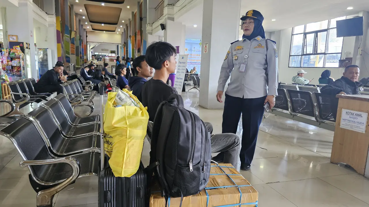 Sekdis Dishub Kota Depok, Nita Ita Hernita saat berinteraksi dengan pemudik di Terminal Jatijajar, Depok (Liputan6.com/Dicky Agung Prihanto)
