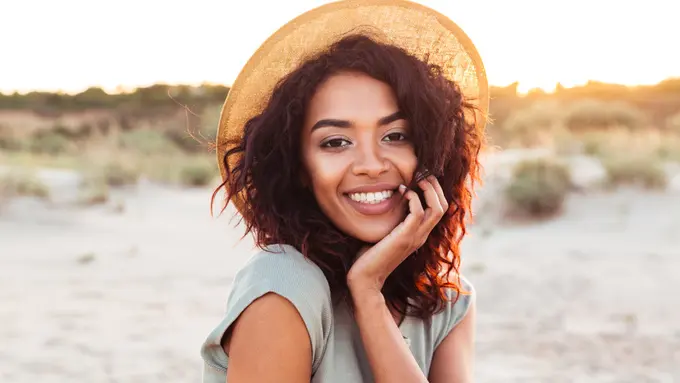 dewasa bahagia tersenyum santai rambut ikal eksotik kulit sawo matang