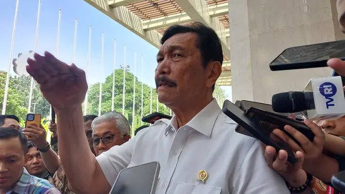 <p>Menteri Koordinator Bidang Kemaritiman dan Investasi, Luhut Binsar Pandjaitan ditemui di JCC Senayan, Jakarta, Rabu (14/8/2024). Menko Luhut mengungkap mengenai masa depan PLTU Suralaya. (Arief/Liputan6.com)</p>