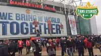 Suporter merasakan atmosfer Old Trafford, sebelum pertandingan Manchester United melawan Chelsea, di Manchester, Minggu (16/4/2017). (Bola.com/Joko Setyo Pramuji)