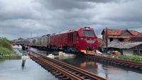 Sebanyak 23 KA yang melintas di pantura Jawa Tengah batal berangkat, menyusul banjir yang masih menggenangi jalur rel antara Stasiun Pekalongan dan Stasiun Sragi. (Foto: Antara)