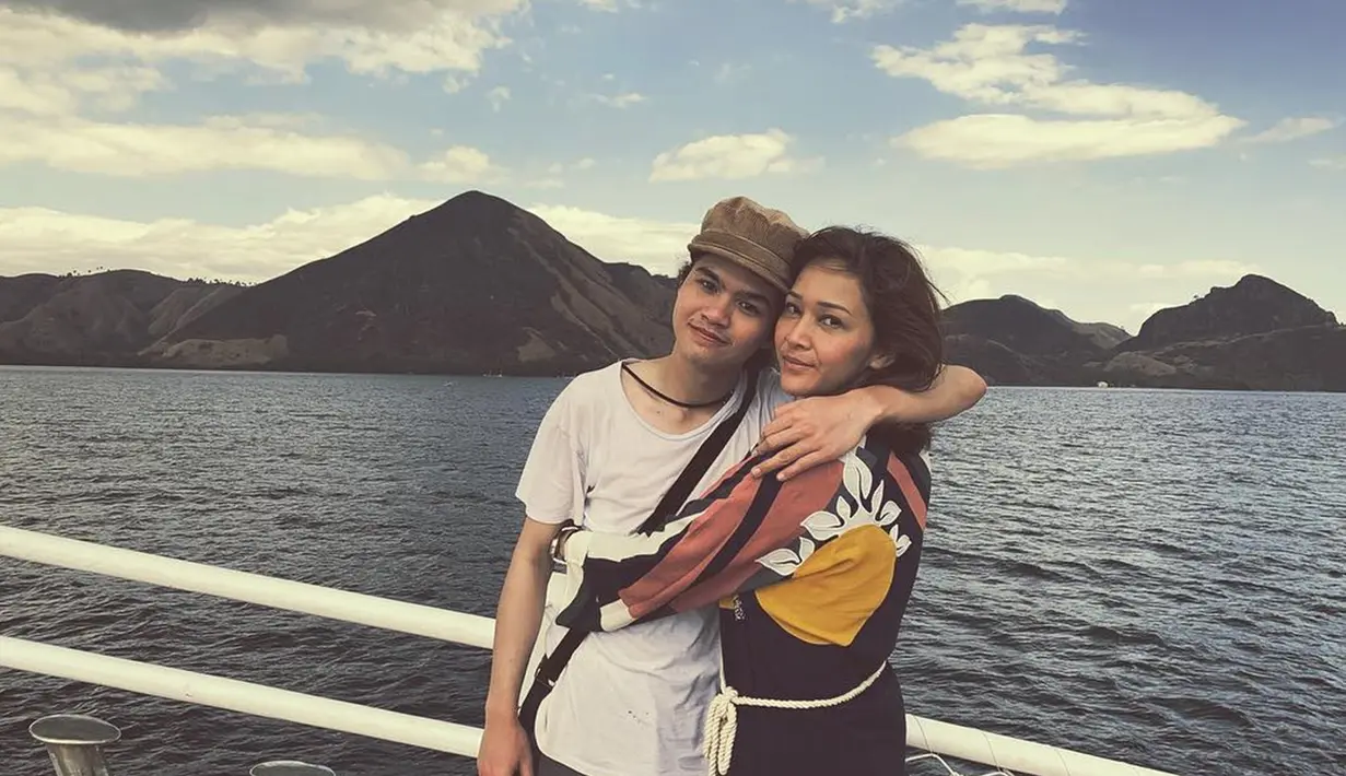 Dalam liburannya ke Labuan Bajo Dul pun tak sendiri. Ia bahkan menyempatkan berpose dan mengunggah foto bersama dengan sang bunda tercinta, Maia Estianty. (Liputan6.com/IG/@duljaelani)