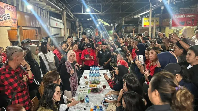 Istri Calon Presiden (Capres) nomor urut 3 Ganjar Pranowo, Siti Atikoh, mengunjungi Kawasan Wisata Kuliner di Jalan Roda, Kota Manado, Sulawesi Utara, Selasa (16/1/2024).