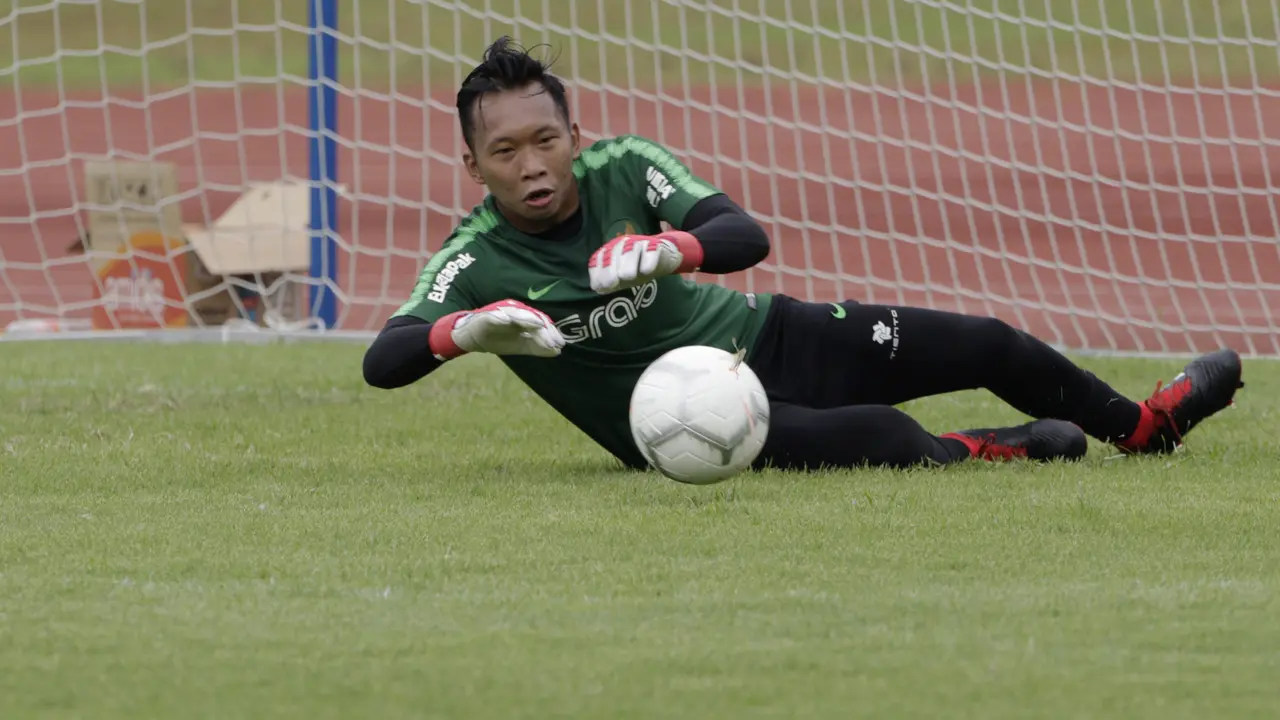 Kiper Timnas Indonesia U-22, Awan Setho, menangkap bola. (Bola.com/Yoppy Renato)