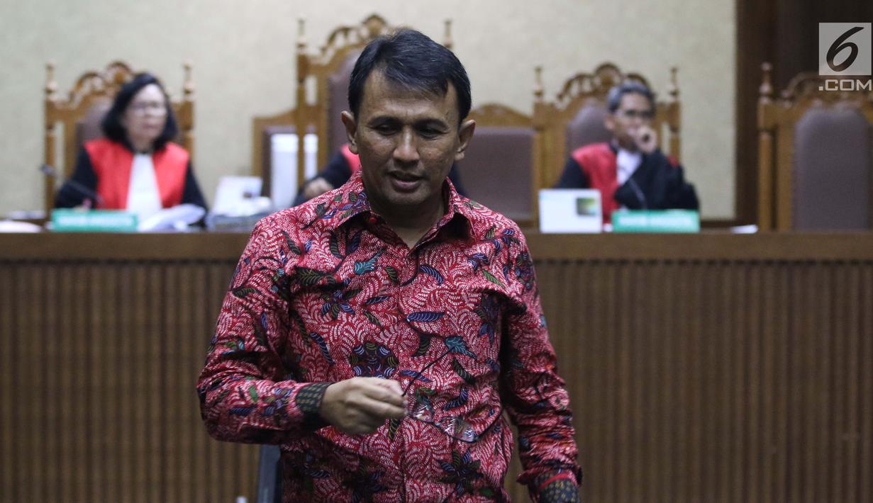 Mantan Gubernur Sumatera Utara, Gatot Pujo Nugroho saat jeda menjadi saksi pada sidang lanjutan kasus dugaan suap ketok palu DPRD Sumut periode 2009-2014 di Pengadilan Tipikor, Jakarta, Rabu (27/2). (Liputan6.com/Helmi Fithriansyah)