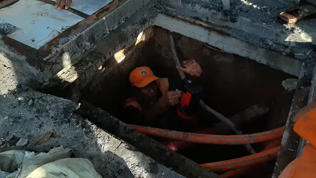 Usai banjir, Ketua DPRD DKI Jakarta Prasetyo Edi Marsudi meninjau langsung saluran air dekat RSCM Jakarta.