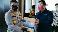Kapolda Riau menyerahkan bantuan obat untuk penanganan pasien Covid-19 di Pekanbaru kepada Rumah Sakit Aulia. (Liputan6.com/M Syukur)