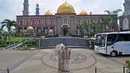 "Dian Al Mahri Mosque - Behind the Scene, GO Away you Big Butt Bus!, Cant you see We try to take a Shoot!?" tulis Tito saat, di Masjid Kubah Emas Depok, Jawa Barat, yang diunggah pada, 7 Maret 2010. Dian menyebutnya foto pre-prewedding.
