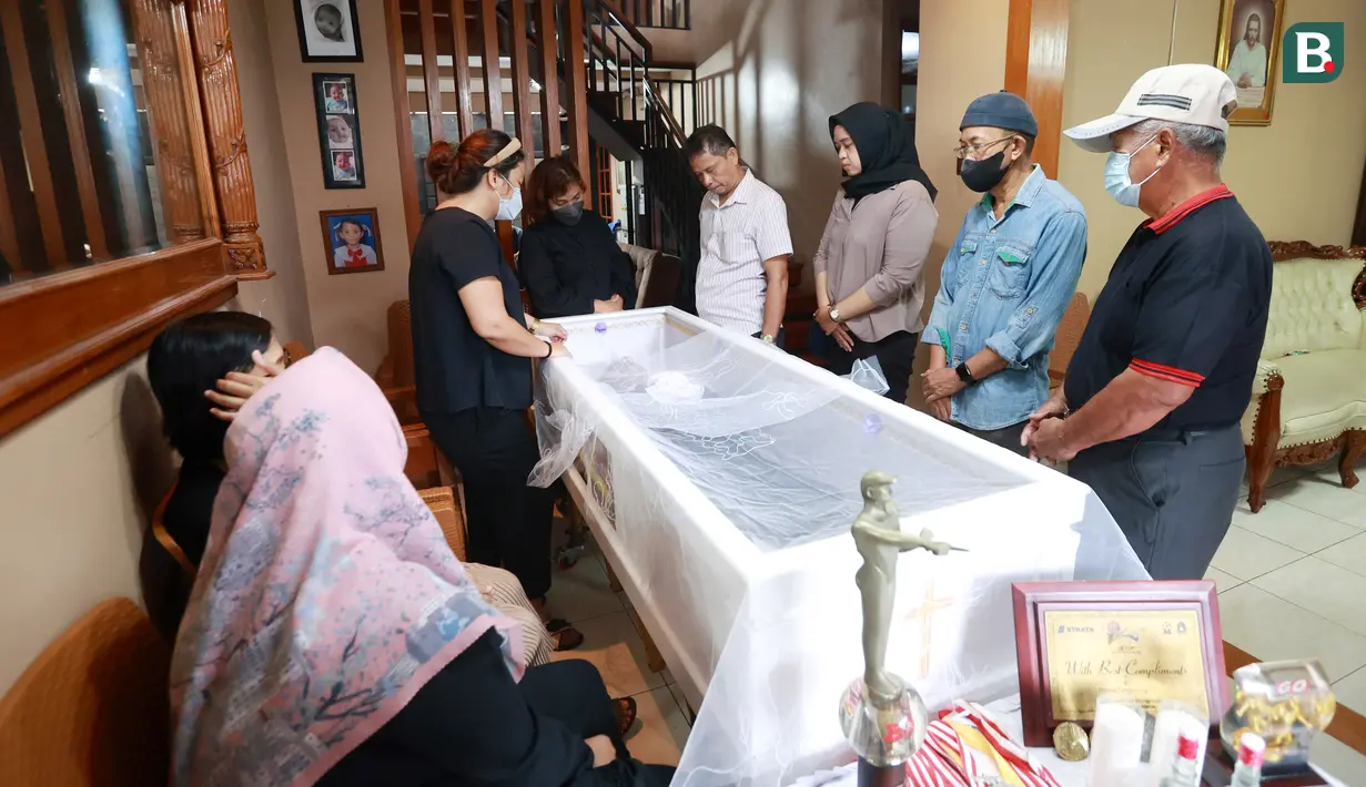 Sejumlah pelayat mendatangi rumah duka almarhum eks pesepakbola sekaligus pelatih Timnas Indonesia, Benny Dolo, di Pamulang Permai, Tangsel, Kamis (2/2/2023). Bendol sapaan akrabnya meninggal pada usia 72 tahun. (Bola.com/M Iqbal Ichsan)