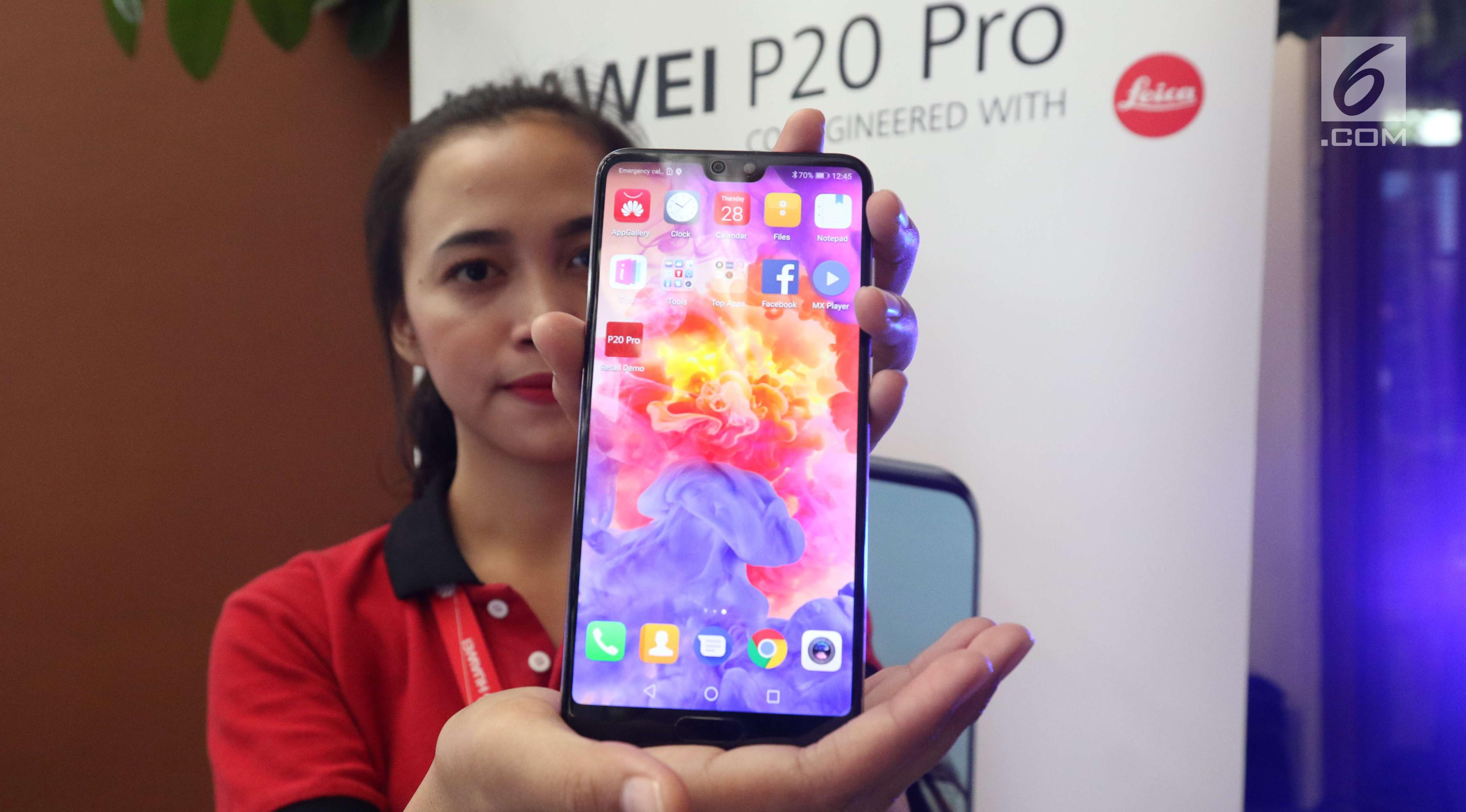 Model menunjukan Huawei P20 Pro di Jakarta, Kamis (28/6). Huawei P20 Pro resmi dipasarkan dan dibanderol seharga Rp 11.999.000 di Indonesia. (Liputan6.com/Angga Yuniar)