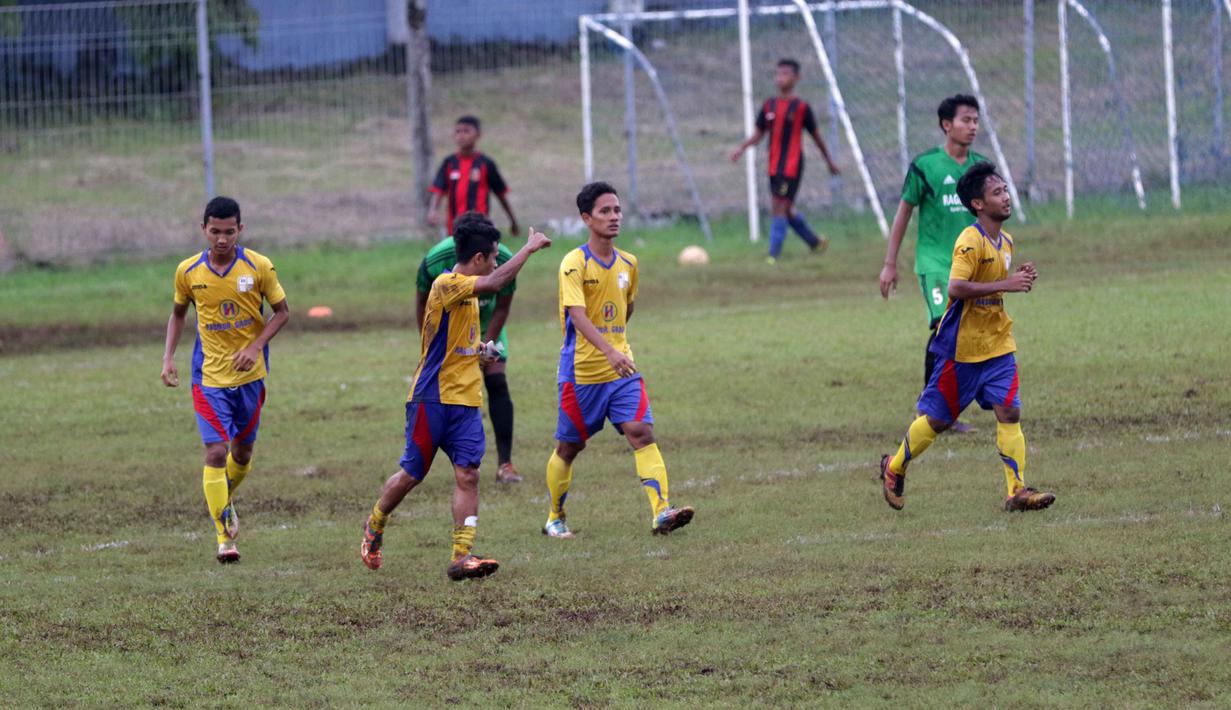 Para Pemain Barito Putera U-21, tengah melakukan laga uji coba melawan Diklat Ragunan di Stadion Bea & Cukai Rawamangun, Jakarta, Rabu (2/3/2016). (Bola.com/Nicklas Hanoatubun)