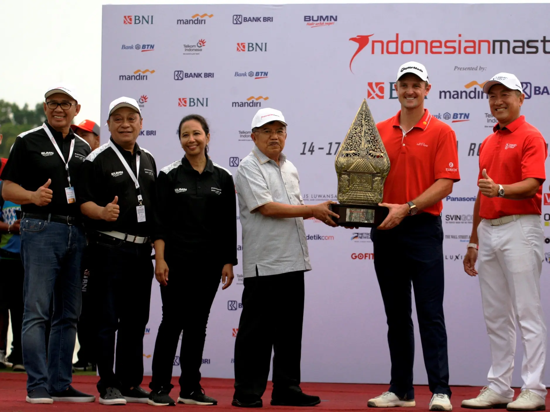 Justin Rose saat menerima trofi Indonesian Masters 2017 dari wapres Jusuf Kalla (istimewa)