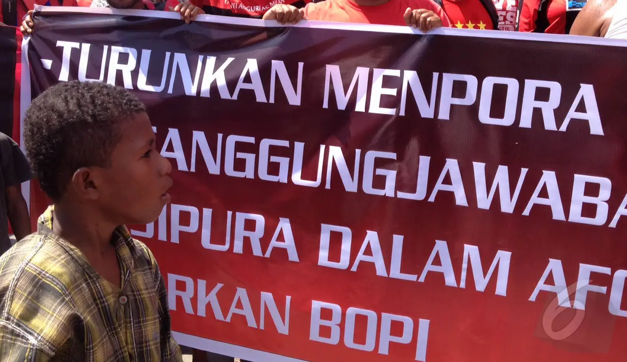 Persipura Mania menggelar aksi damai di halaman Kantor DPR Papua, Selasa (26/5/2015). Mereka menuntut pemerintah terkait batalnya laga Piala AFC antara Persipura vs Pahang FA akibat tak keluarnya visa. (Liputan6.com / Katharina Janur)