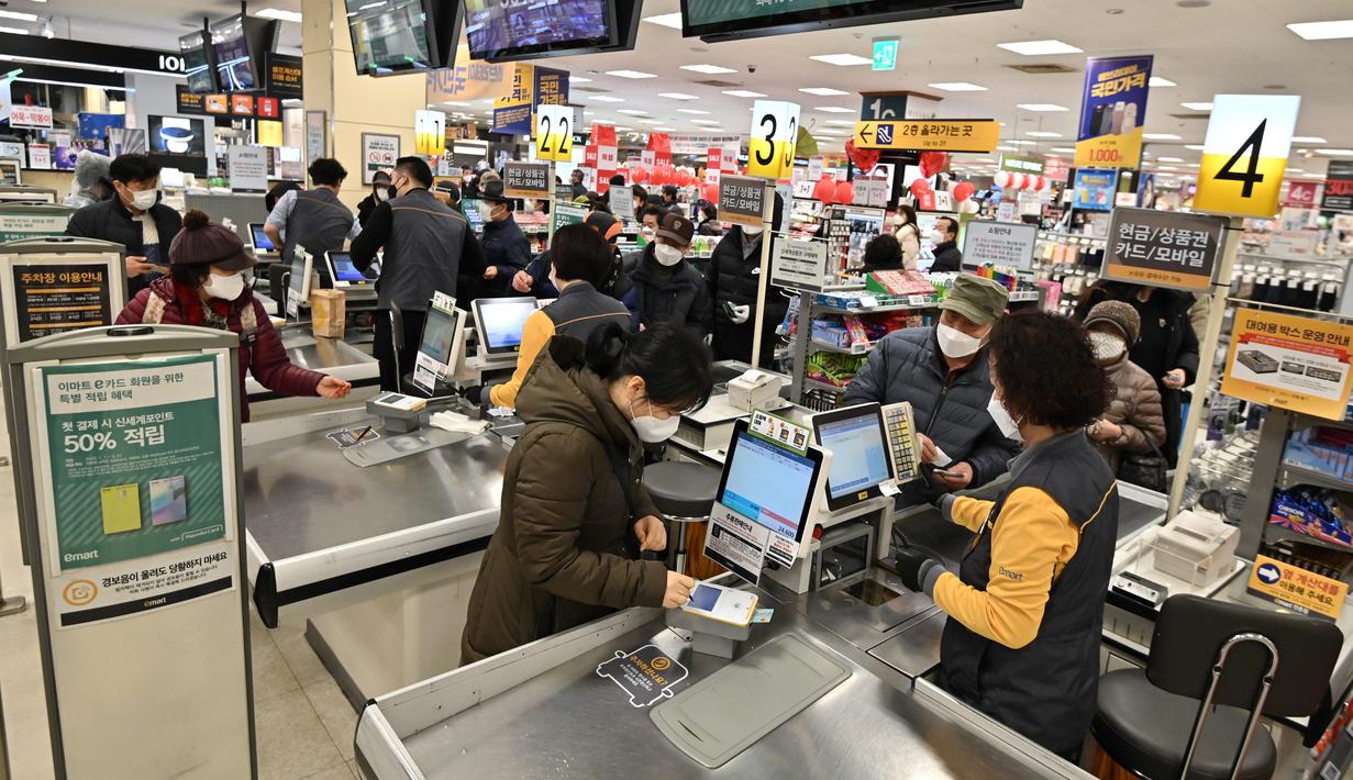 Orang-orang membeli masker di toko ritel di kota tenggara Daegu, Selasa (25/2/2020). Korea Selatan menjadi negara pertama di luar Cina daratan dengan infeksi virus COVID-19 terbesar dan membuat presiden Moon Jae-in memberikan status siaga tinggi. (Jung Yeon-je / AFP)
