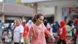 Pelantun lagu Alamat Palsu ini terlihat sangat senang bisa ikut bermain bola di kampung. Ia yang bergaya sederhana ini dipuji warganet karena merakyat. Ayu pun senang bisa meramaikan acara 17 an di kampung. (Liputan6.com/IG/ayutingting92)