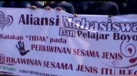 Waduk Jatigede akan meneggelamkan sekolah di Sumedang, hingga ratusan umat Islam di Boyolali menggelar aksi pengecaman pernikahan sejenis.