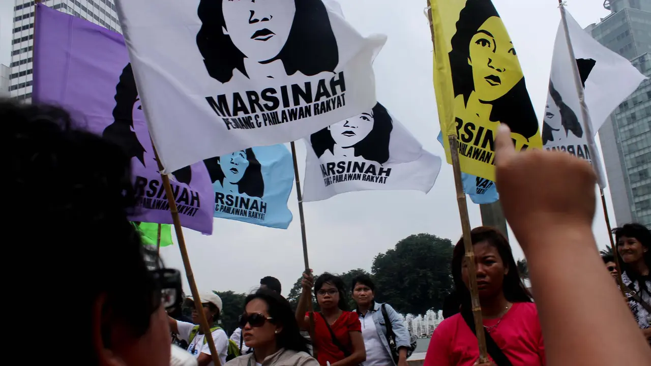 Puluhan Buruh Wanita Kibarkan bendera Marsinah di Bundaran HI