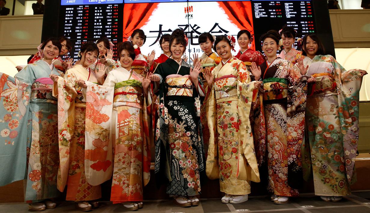 Ekspresi gadis-gadis berkimono saat difoto pada pembukaan tahun baru Bursa Efek Tokyo (TSE), Jepang (4/1). Gadis-gadis cantik ini dihadirkan sebagai bagian dari upacara pembukaan bursa saham yang digelar setiap awal tahun. (Reuters/Kim Kyung-Hoon)